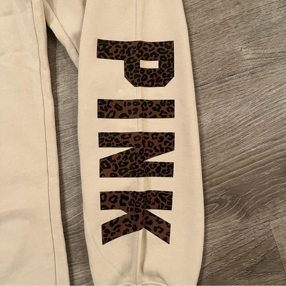 Victoria's Secret PINK Everyday Relaxed Jogger Pants (Vanilla Bean Cheetah) - Picture 4 of 7